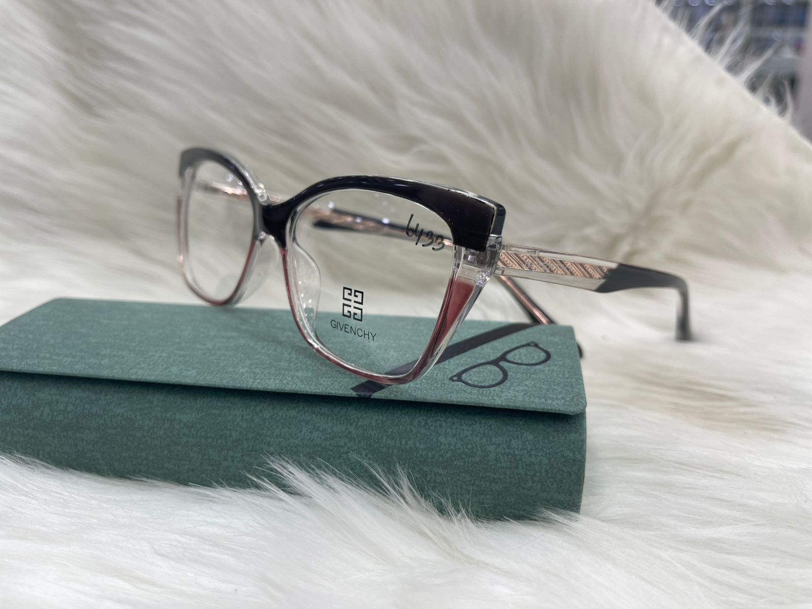 GIVENCHY TR76037 C5 52.15.147